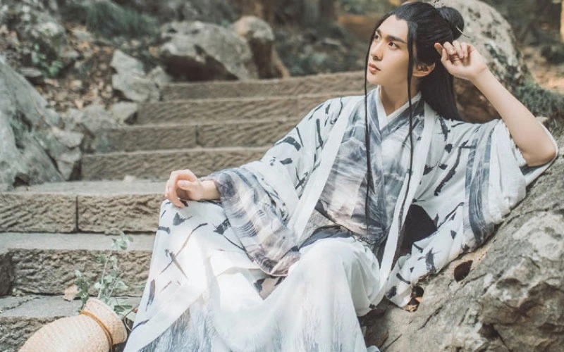 Modern Men’s Hanfu Bridging the Gap Between Past and Present