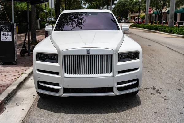 Tips for Buying Luxury Cars From a Rolls Royce Dealership